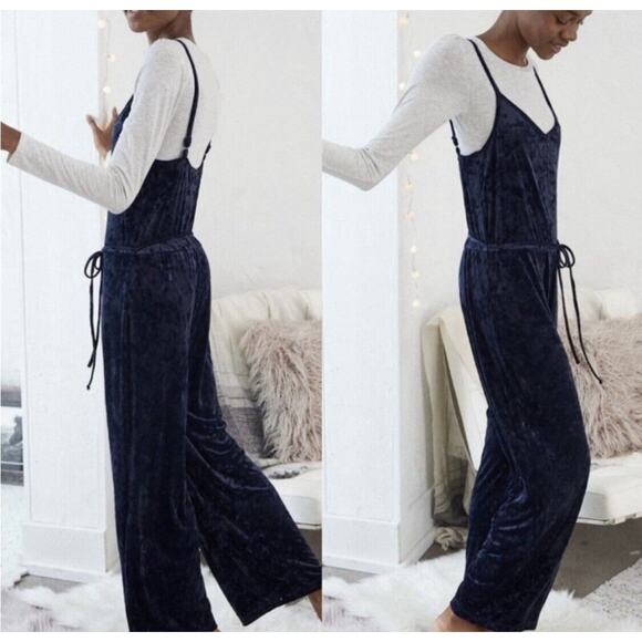 Aerie Dark Blue Velvet Burnout Holiday V-Neck Wide Leg Jumpsuit Womens Size L - Picture 2 of 11